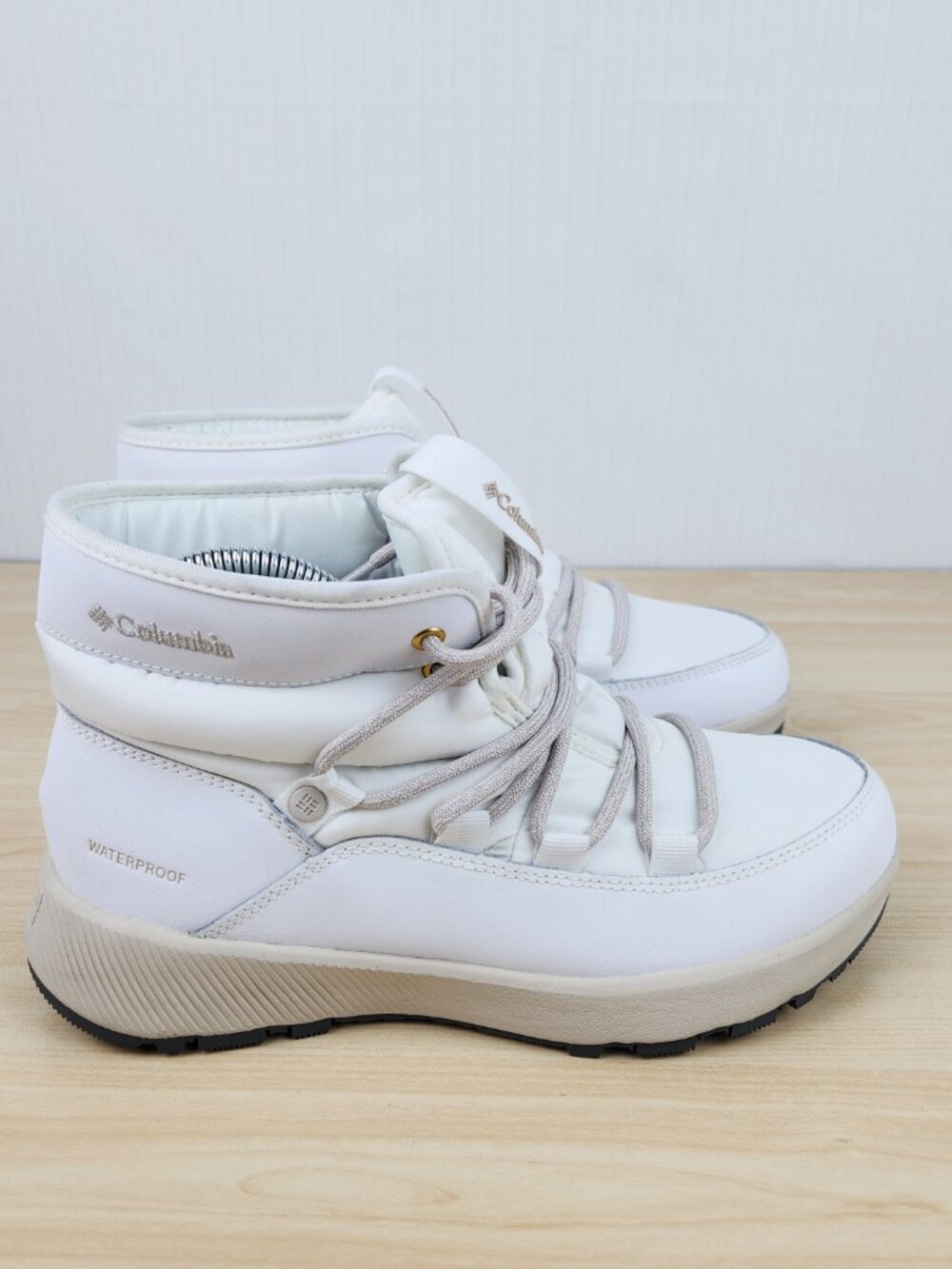 Columbia Slopeside Village Omni Heat White Waterproof Insulated Boots Wms 8.5 US